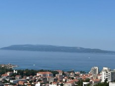 Makarska-trosoban stan sa parkingom i  pogledom na more